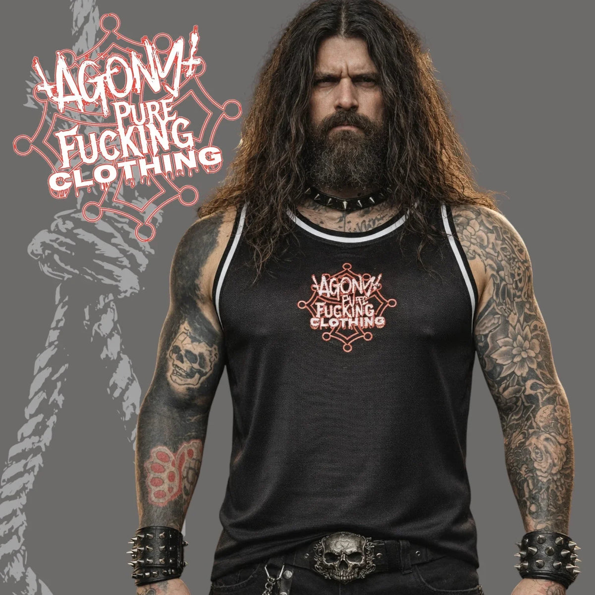 Homme tatoué en débardeur noir Agony Clothing, style alternatif dark, fond gris symbole corde.