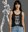 Femme portant un débardeur noir Agony Clothing, style alternatif, fond gris avec corde dessinée.
