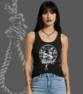Femme avec débardeur noir Agony Clothing, design graphique dark et tatouages, fond corde grise.