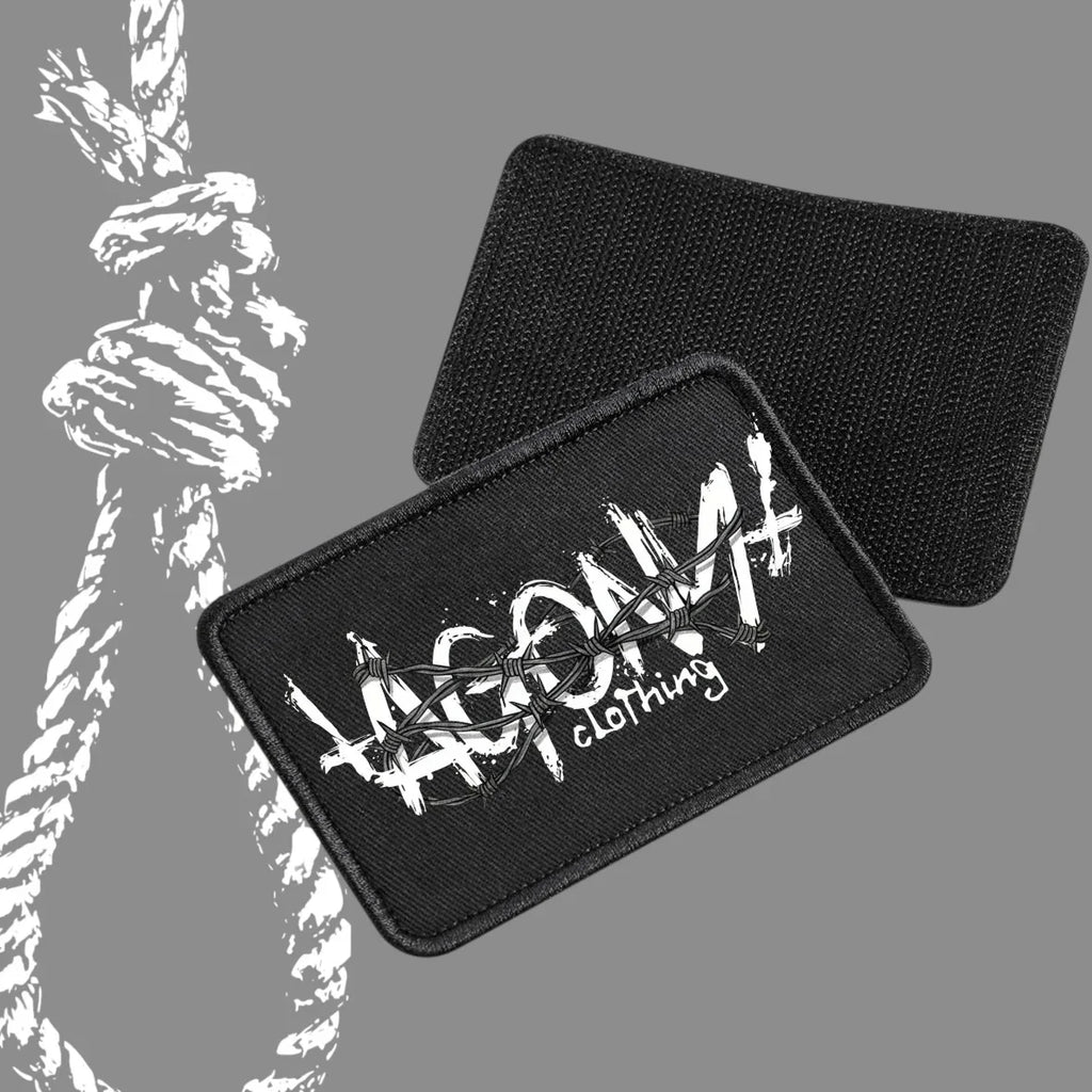 Patch noir Agony Clothing, style streetwear alternatif, fond gris avec corde imprimée.