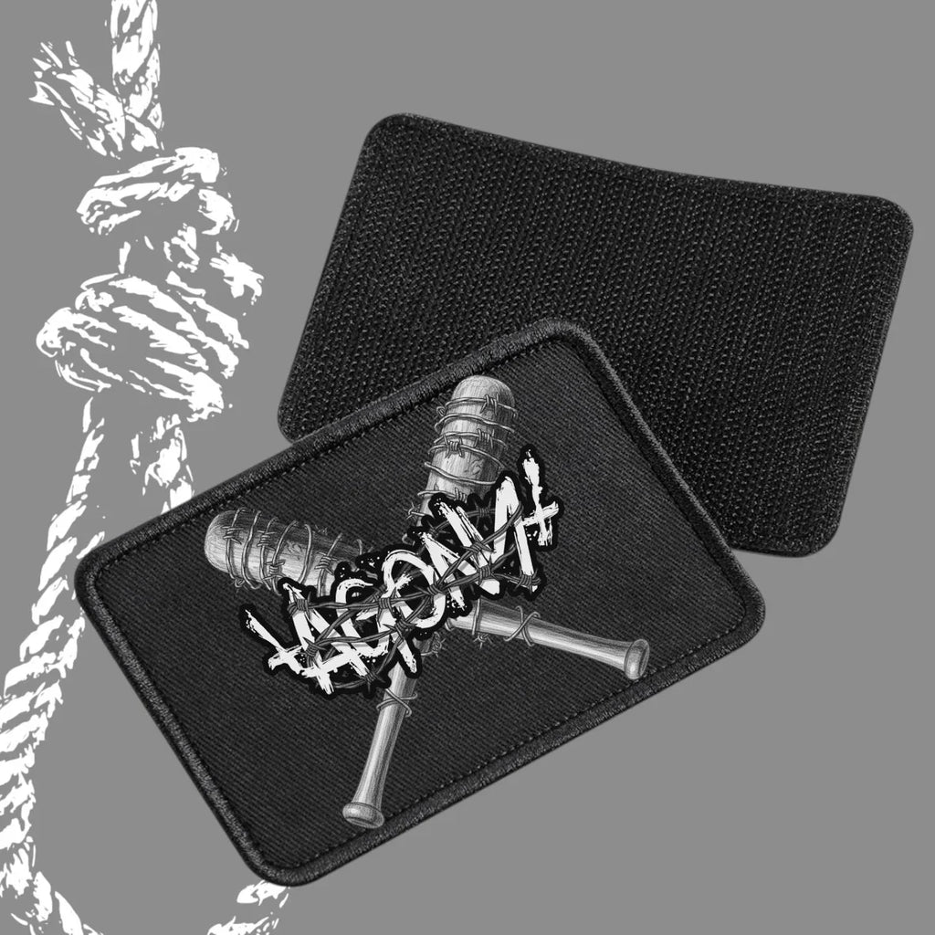 Patch noir Agony Clothing, deux battes barbelées croisées, style streetwear alternatif.