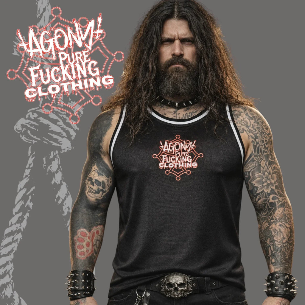 Homme tatoué en débardeur Agony Clothing, style dark, streetwear alternatif, fond gris sombre.