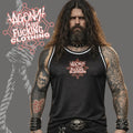 Homme tatoué en débardeur Agony Clothing, style dark, streetwear alternatif, fond gris sombre.