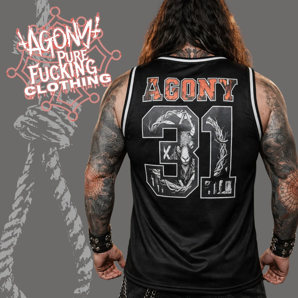 Homme tatoué de dos portant un débardeur Agony Clothing avec motif chèvre dark et numéro 31.