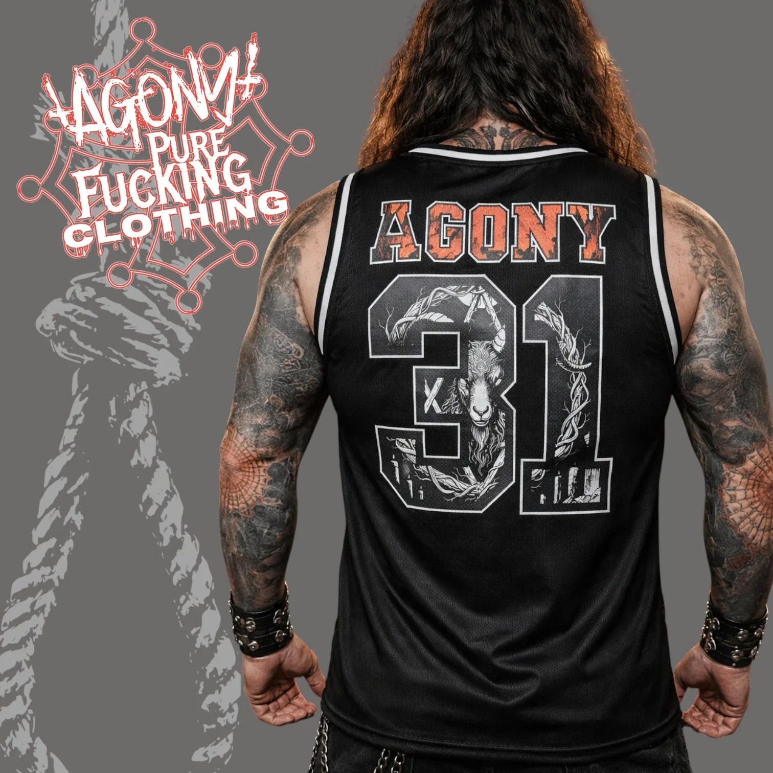 Homme tatoué de dos portant un débardeur Agony Clothing avec motif chèvre dark et numéro 31.