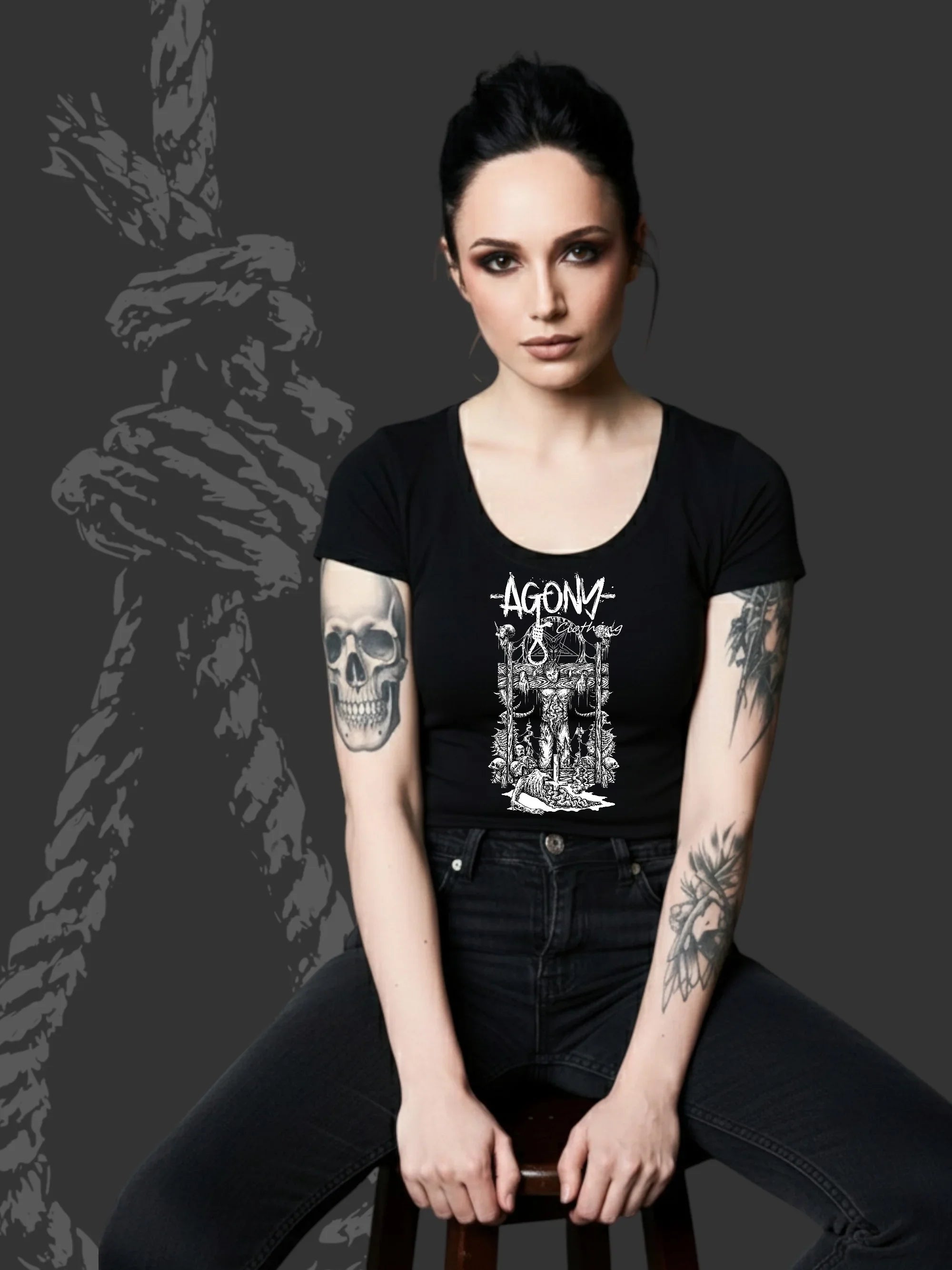 Femme tatouée portant un t-shirt noir Agony Clothing au design dark occulte, streetwear alternatif.