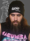 Homme à barbe, bonnet Agony Clothing noir, style dark alternatif, fond gris, streetwear occult