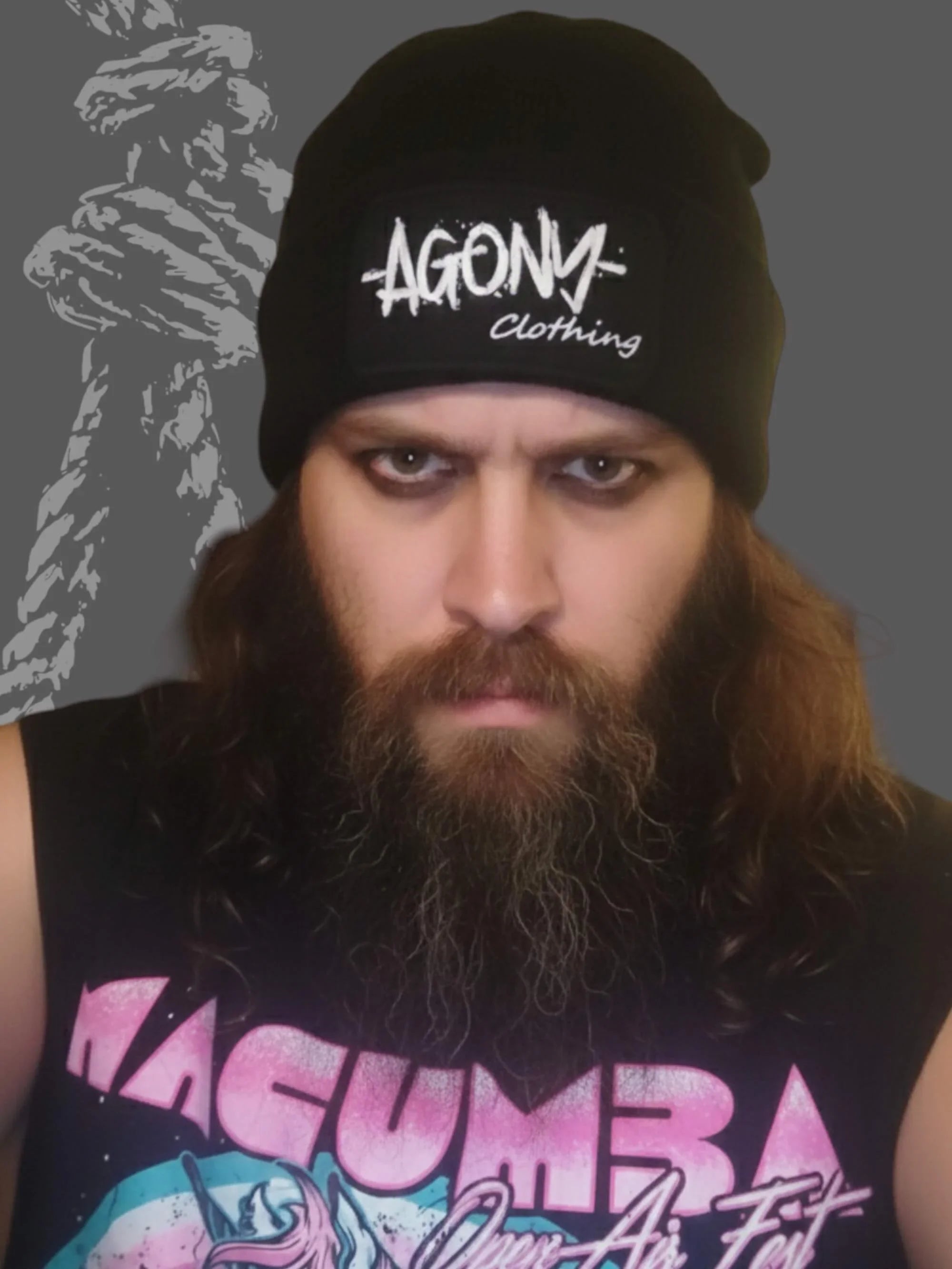 Homme à barbe, bonnet Agony Clothing noir, style dark alternatif, fond gris, streetwear occult