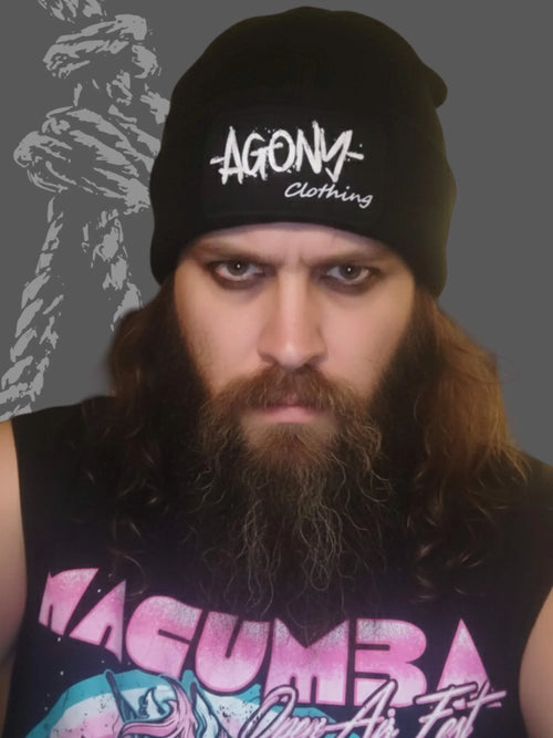 Homme à barbe, bonnet Agony Clothing noir, style dark alternatif, fond gris, streetwear occult