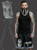 Homme tatoué portant un short Agony Clothing noir à motifs occultes, style alternatif, streetwear toulousain.